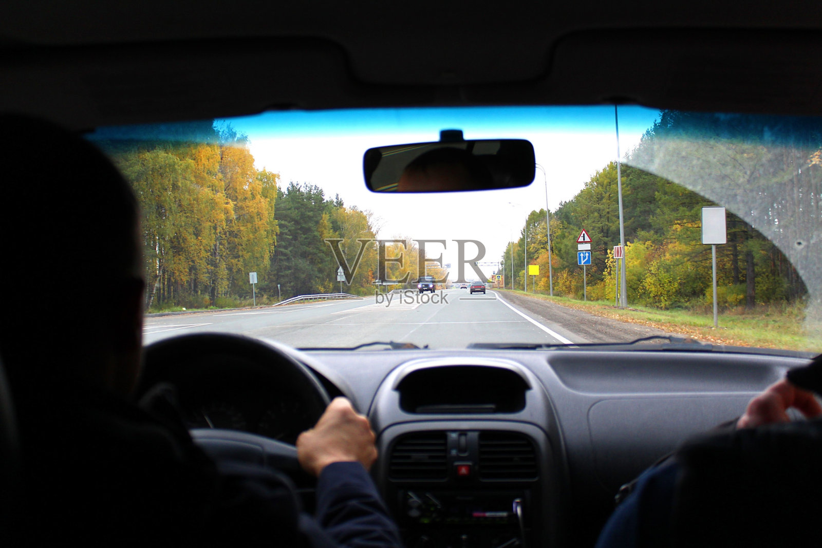 车上的跟踪照片照片摄影图片