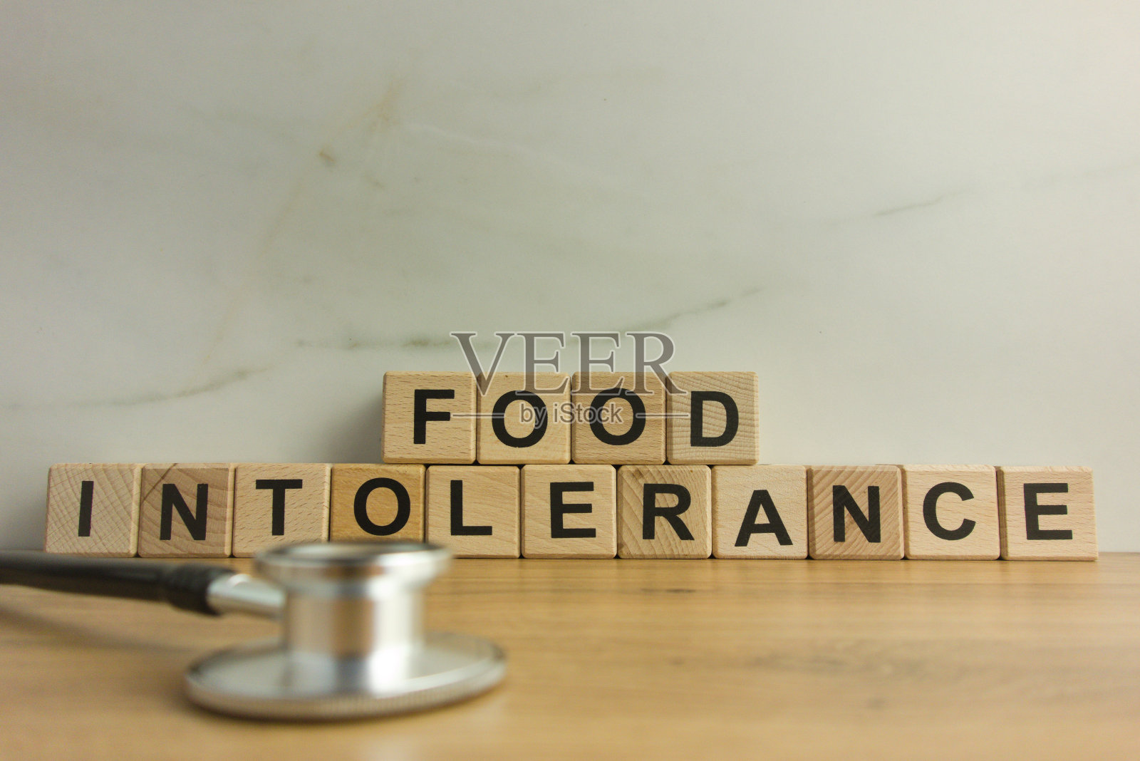 文字食物不耐受从木块听诊器照片摄影图片