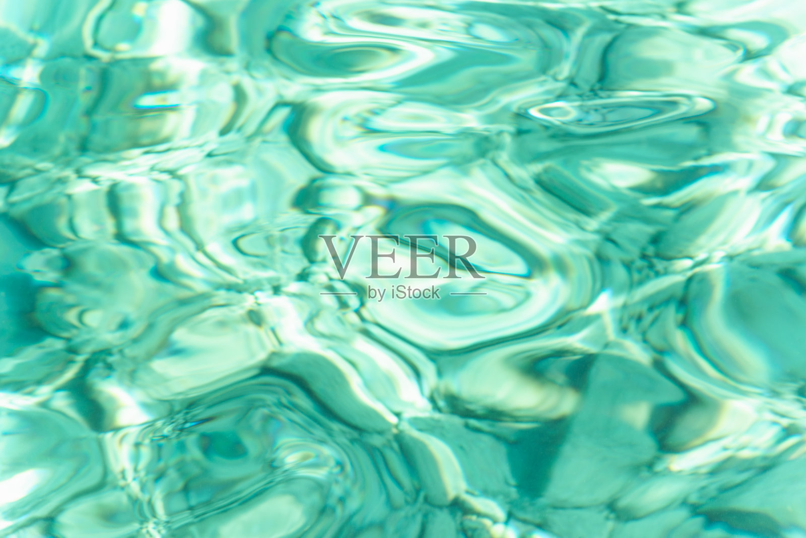 水下浅水波在海洋背景下荡漾着绿松石色的水照片摄影图片