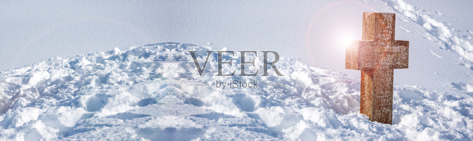 古老的石头十字架在雪-阿尔托皮亚诺德拉莱西尼亚意大利维罗纳照片摄影图片