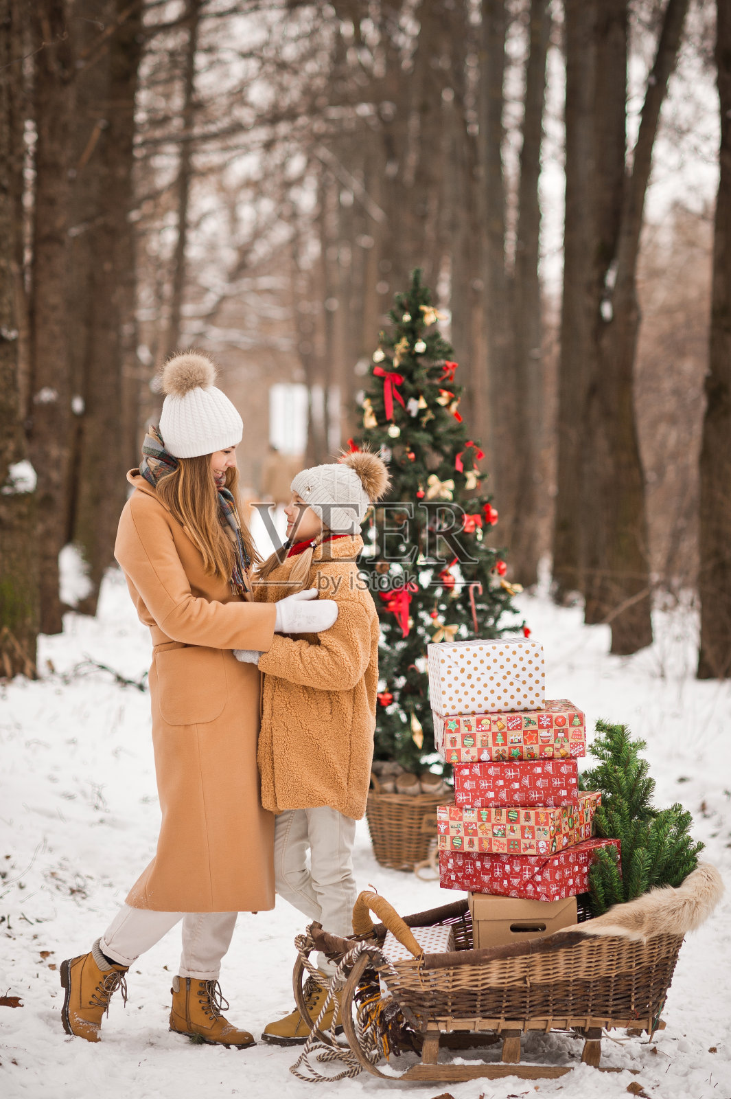我和妹妹在冬天的公园里散步照片摄影图片