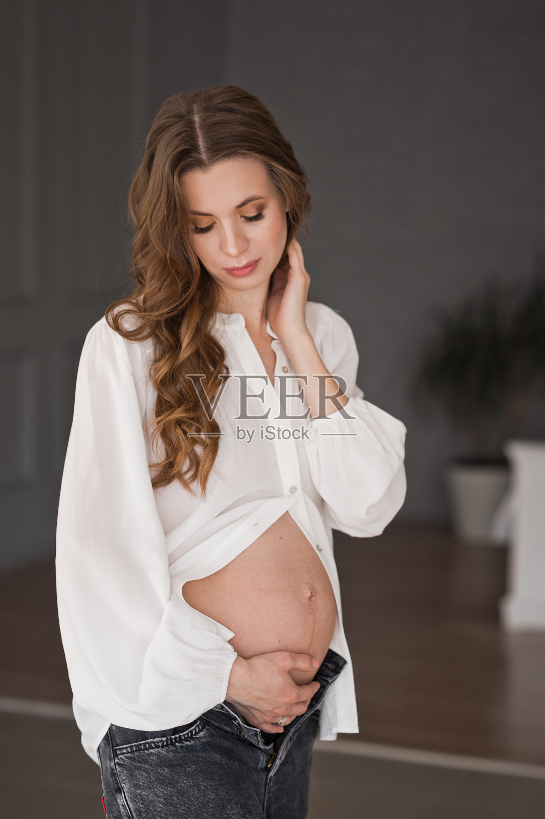 一个大肚子的怀孕女孩在4071演播室。照片摄影图片