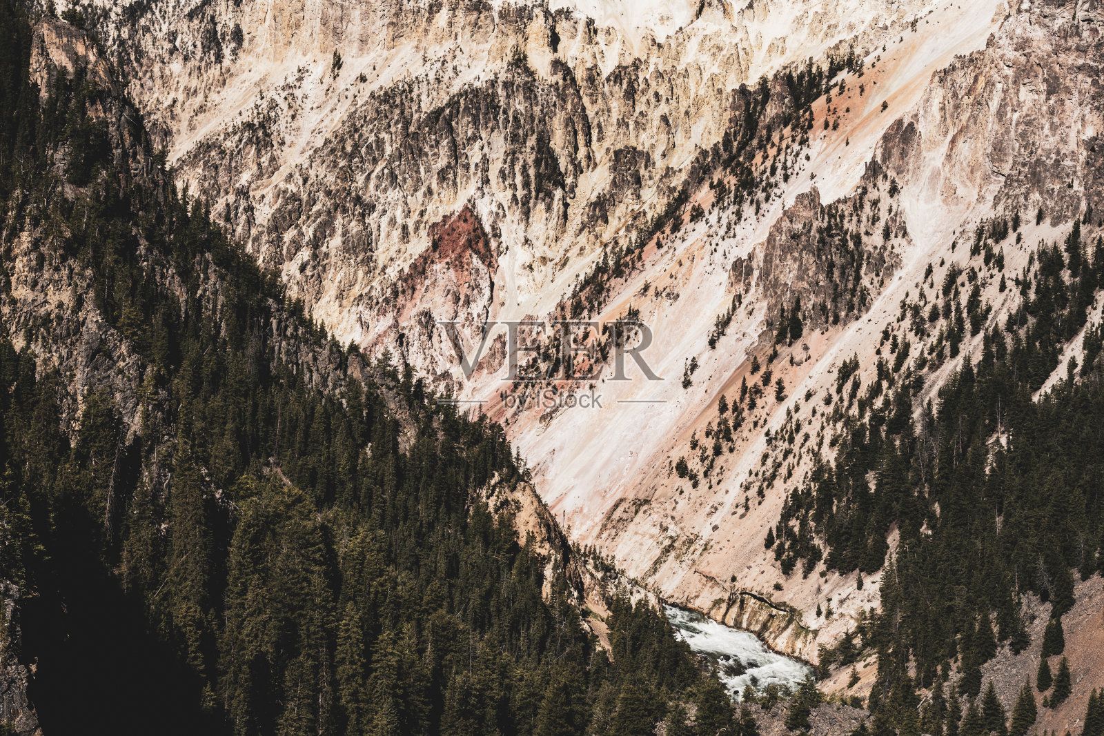 陡峭的峡谷岩壁向黄石河滑去照片摄影图片