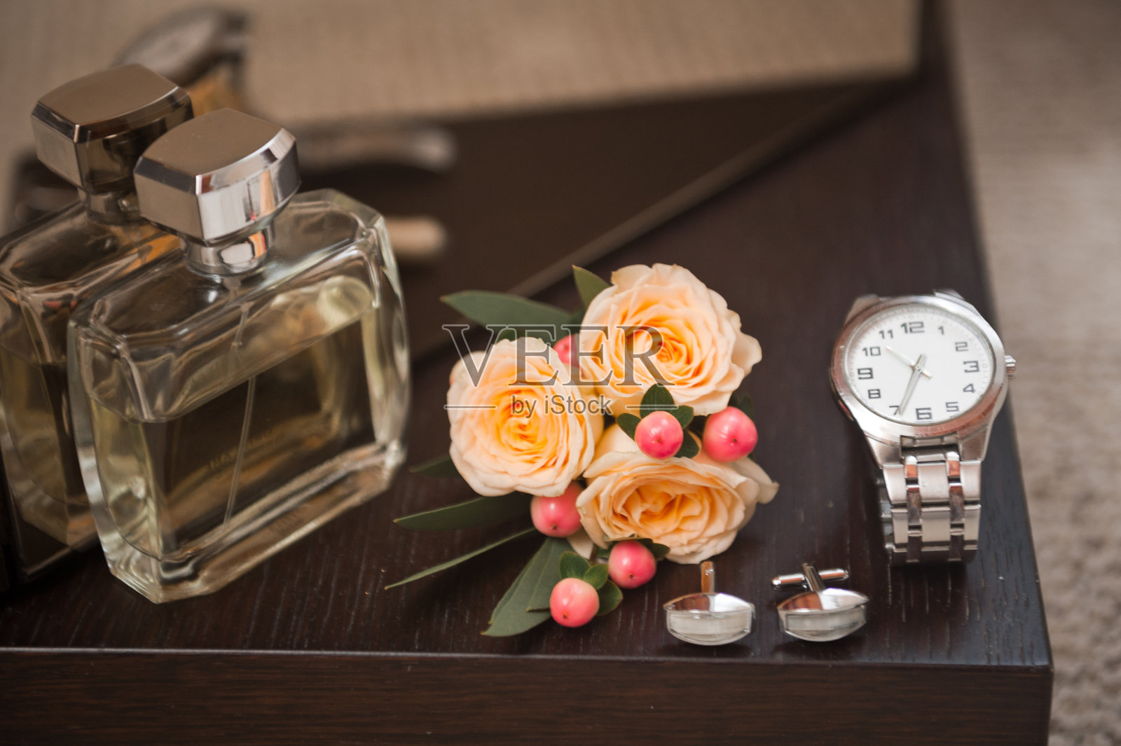 新娘和新郎的服装元素都在桌子上照片摄影图片