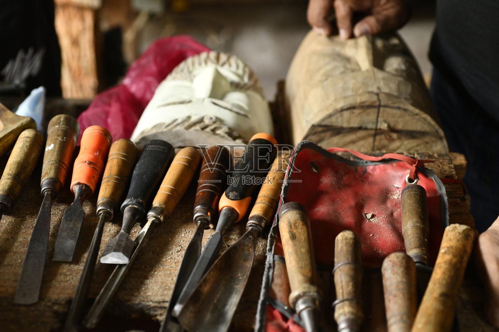 作坊里用来雕刻木头的旧凿口照片摄影图片