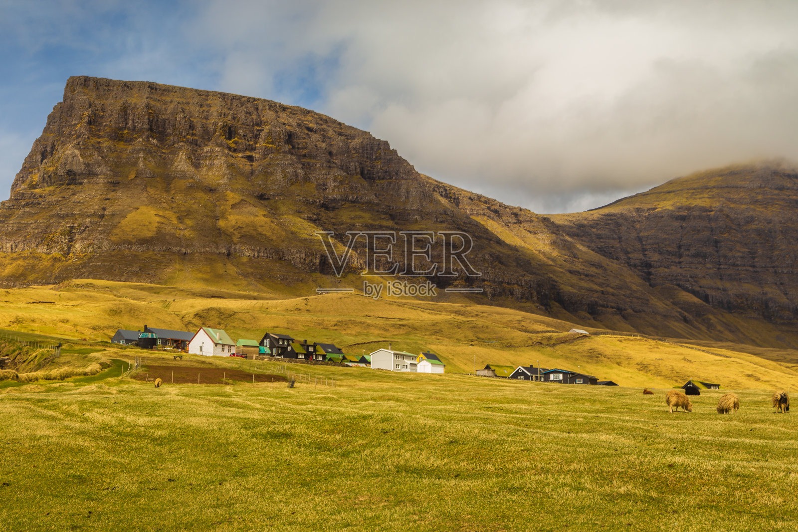 在Vagar岛上的Gasadalur。法罗岛。照片摄影图片