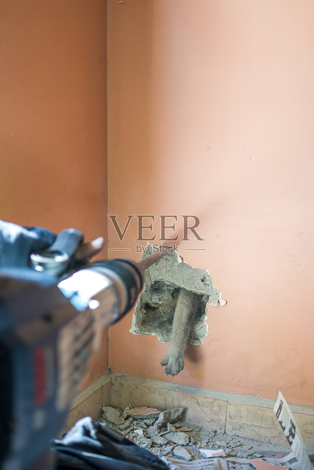 工人把猫从烟囱里拉出来照片摄影图片