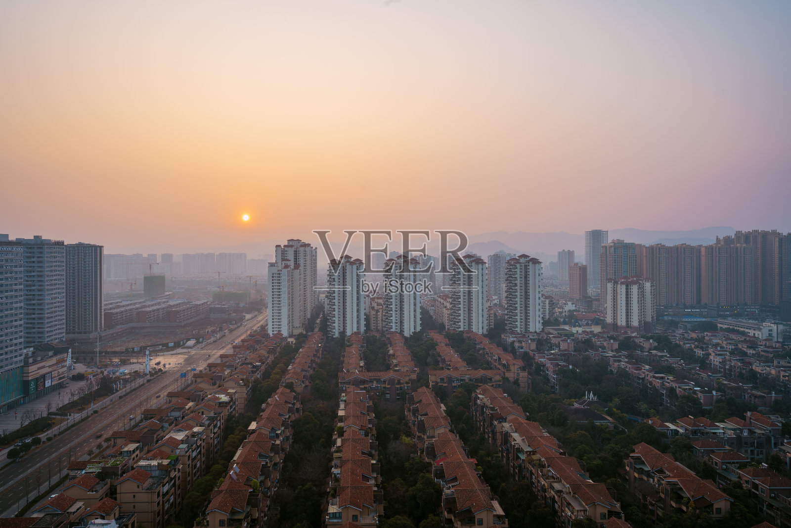 城市里清晨的日出照片摄影图片