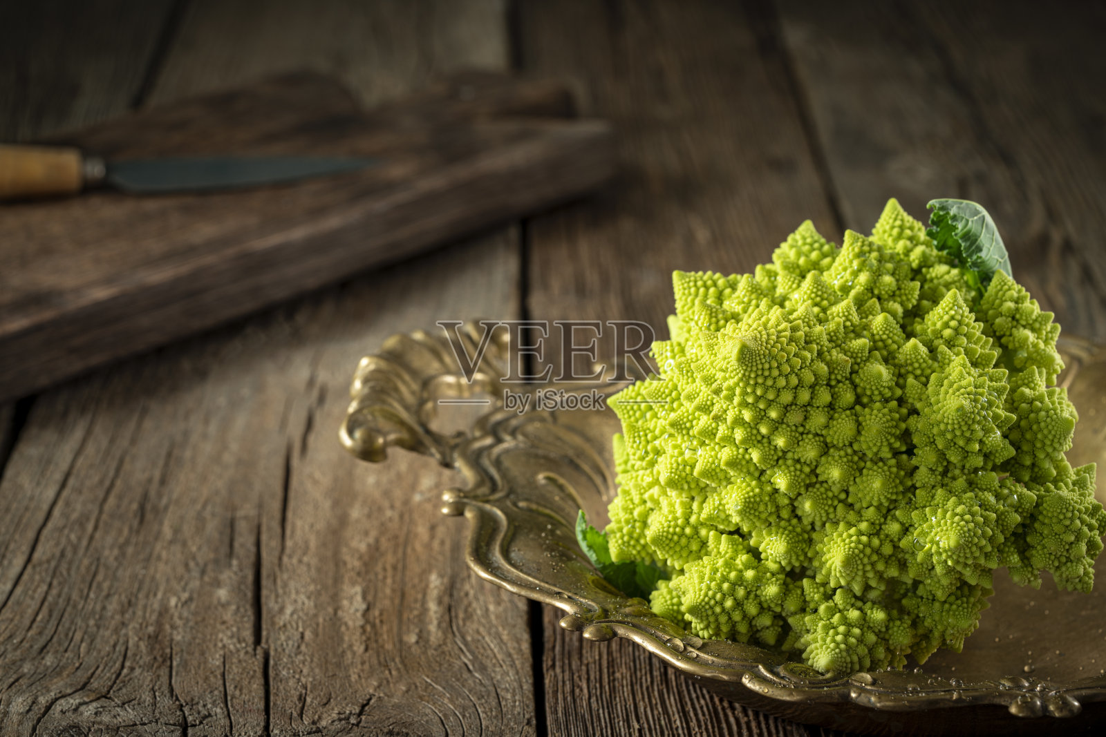 罗马花椰菜十字花科生蔬菜在乡村木板桌子上的特写照片摄影图片