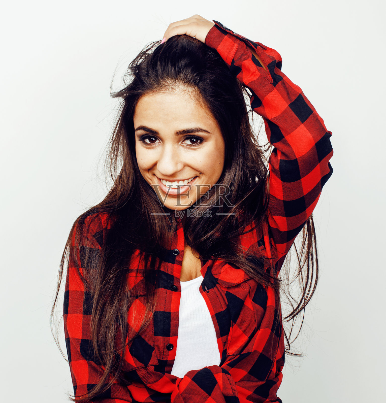 年轻快乐微笑的拉丁美洲少女情绪激动的摆姿势在白色的背景下，生活方式的概念人接近照片摄影图片