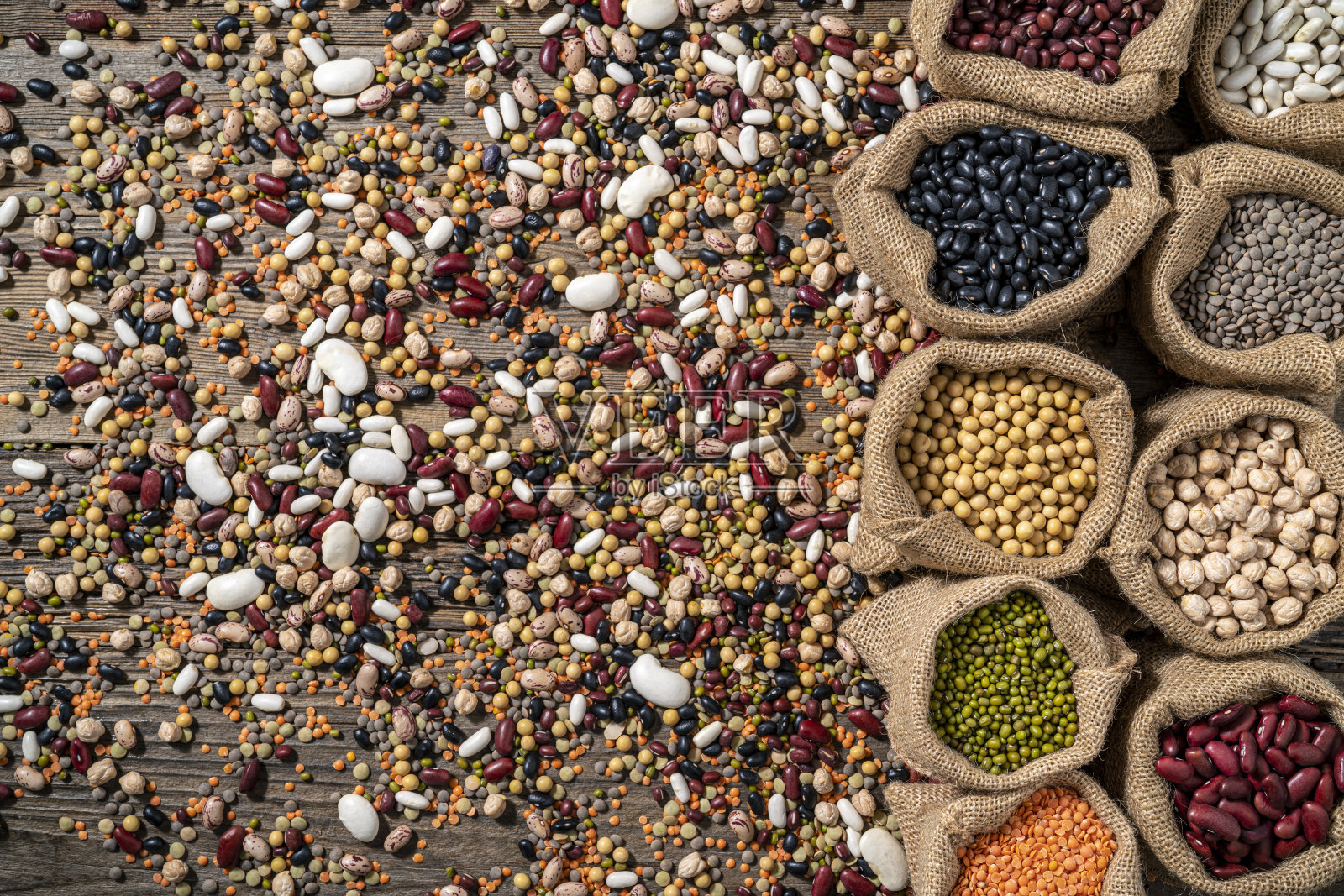 各种各样的豆科植物，用粗麻袋装在背景中照片摄影图片