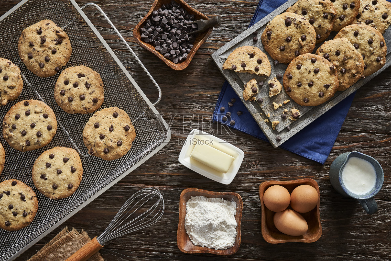在质朴的木桌上俯瞰自制的巧克力饼干照片摄影图片