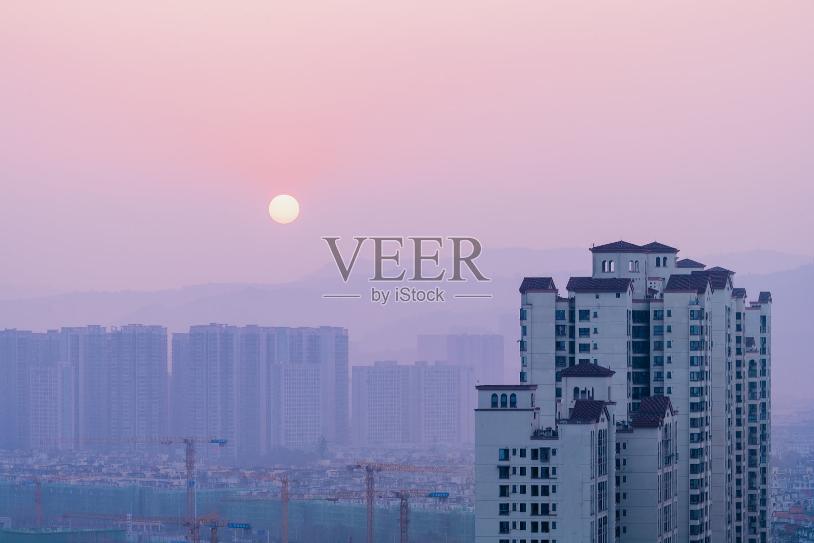 城市里清晨的日出照片摄影图片