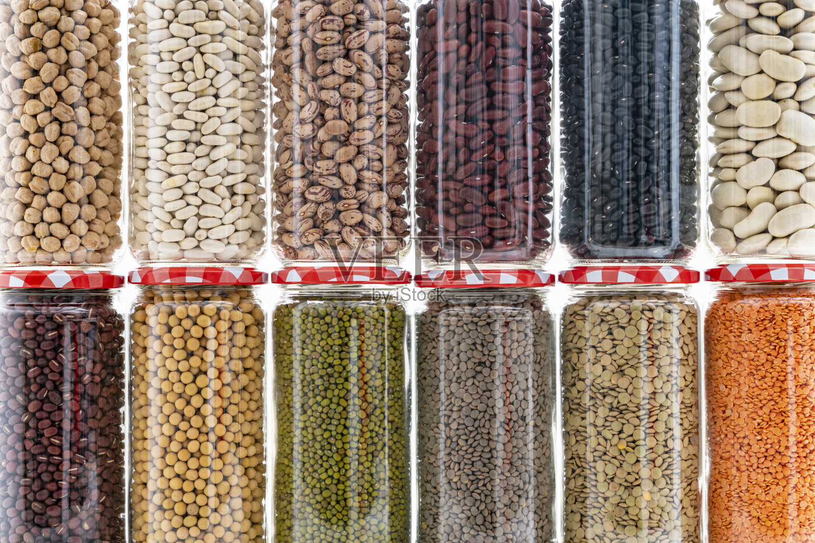 各种豆类在玻璃罐中排成一排的宏观特写照片摄影图片