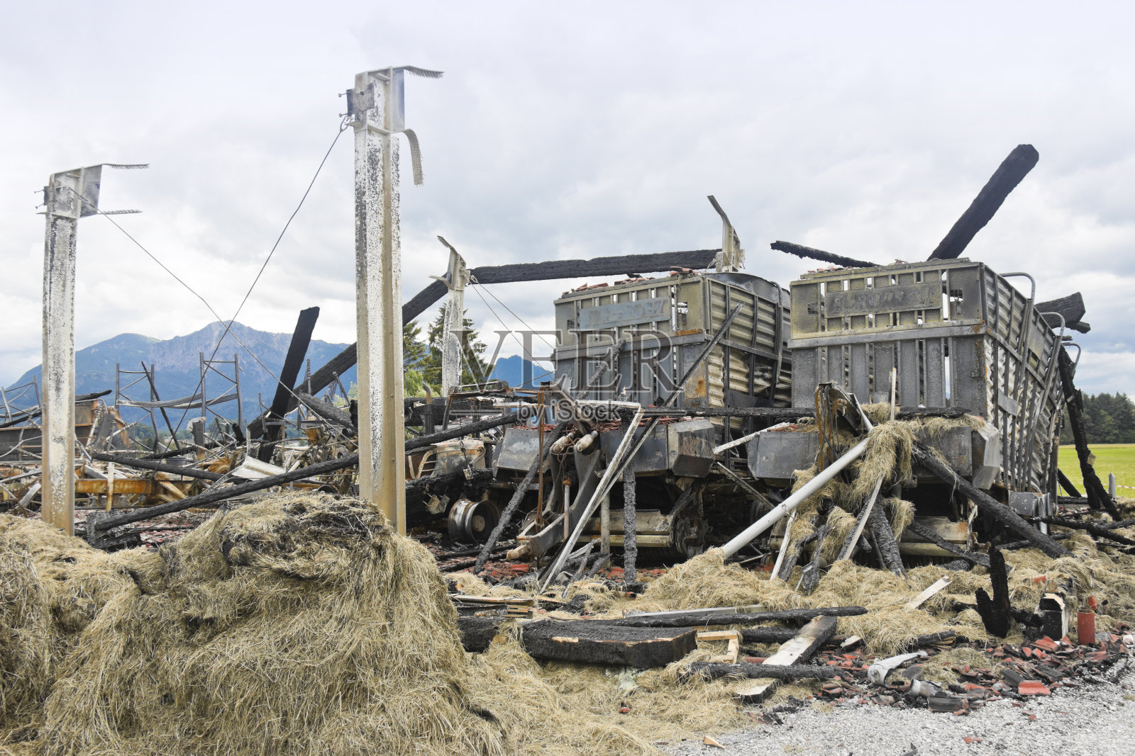 烧毁的仓库与农业机械车辆照片摄影图片