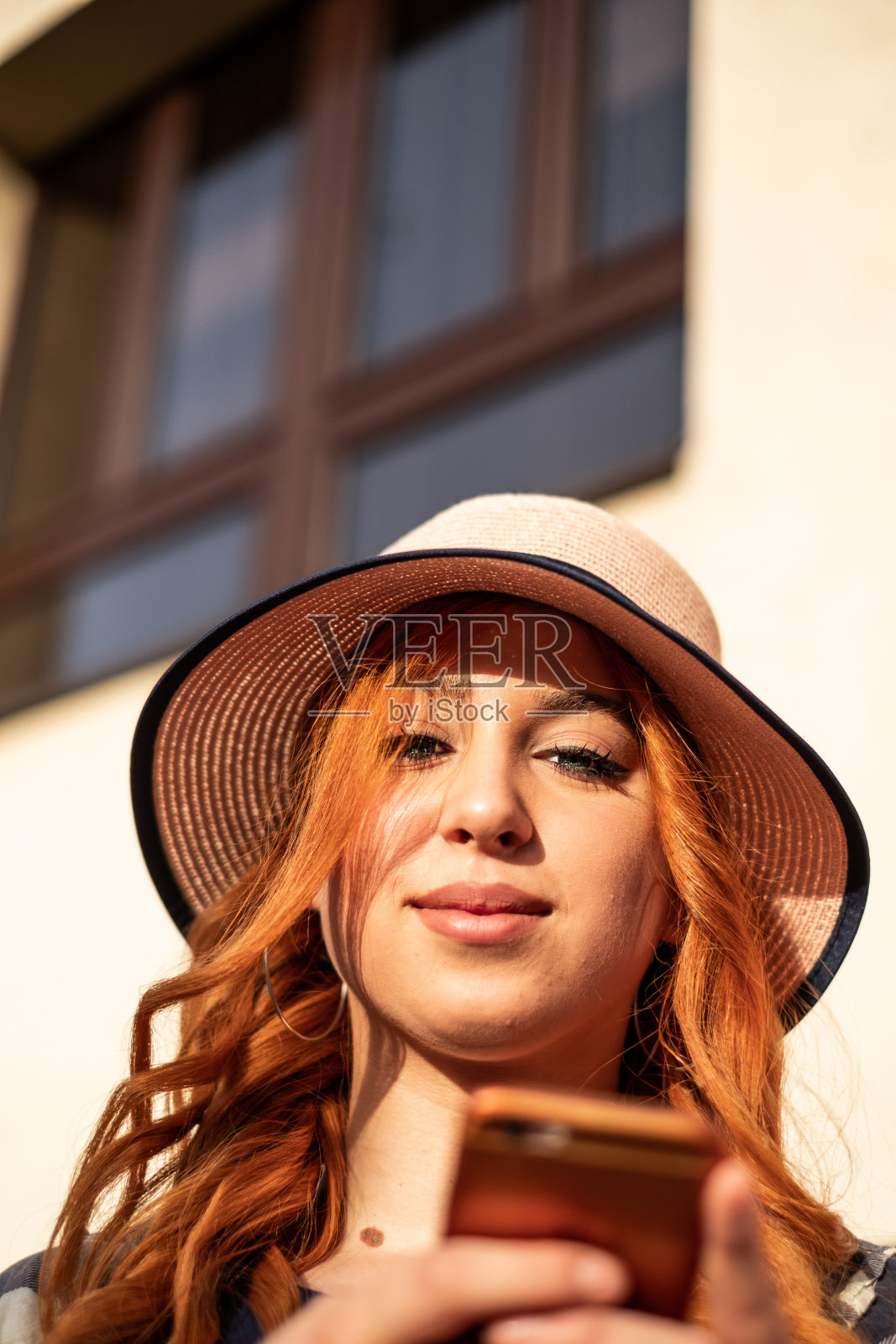 二十出头戴着帽子的女人照片摄影图片