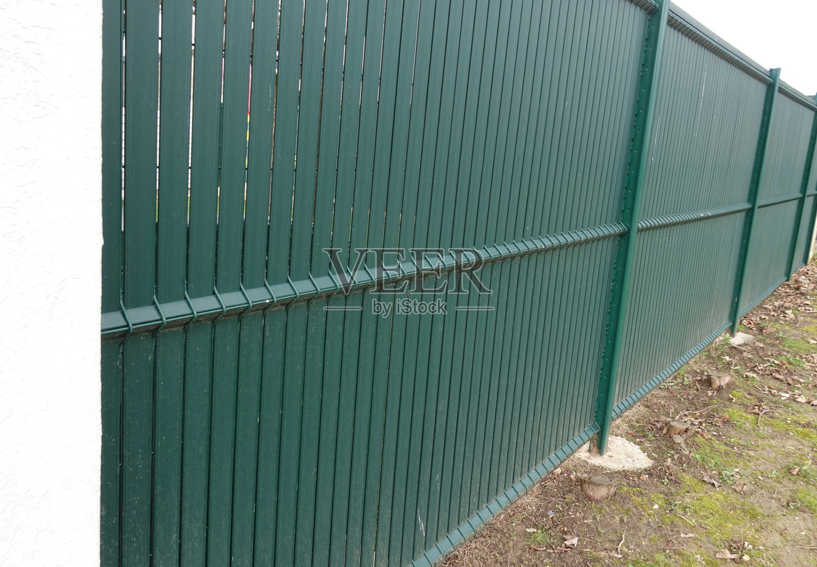 内衬聚氯乙烯板条的网状栅栏照片摄影图片