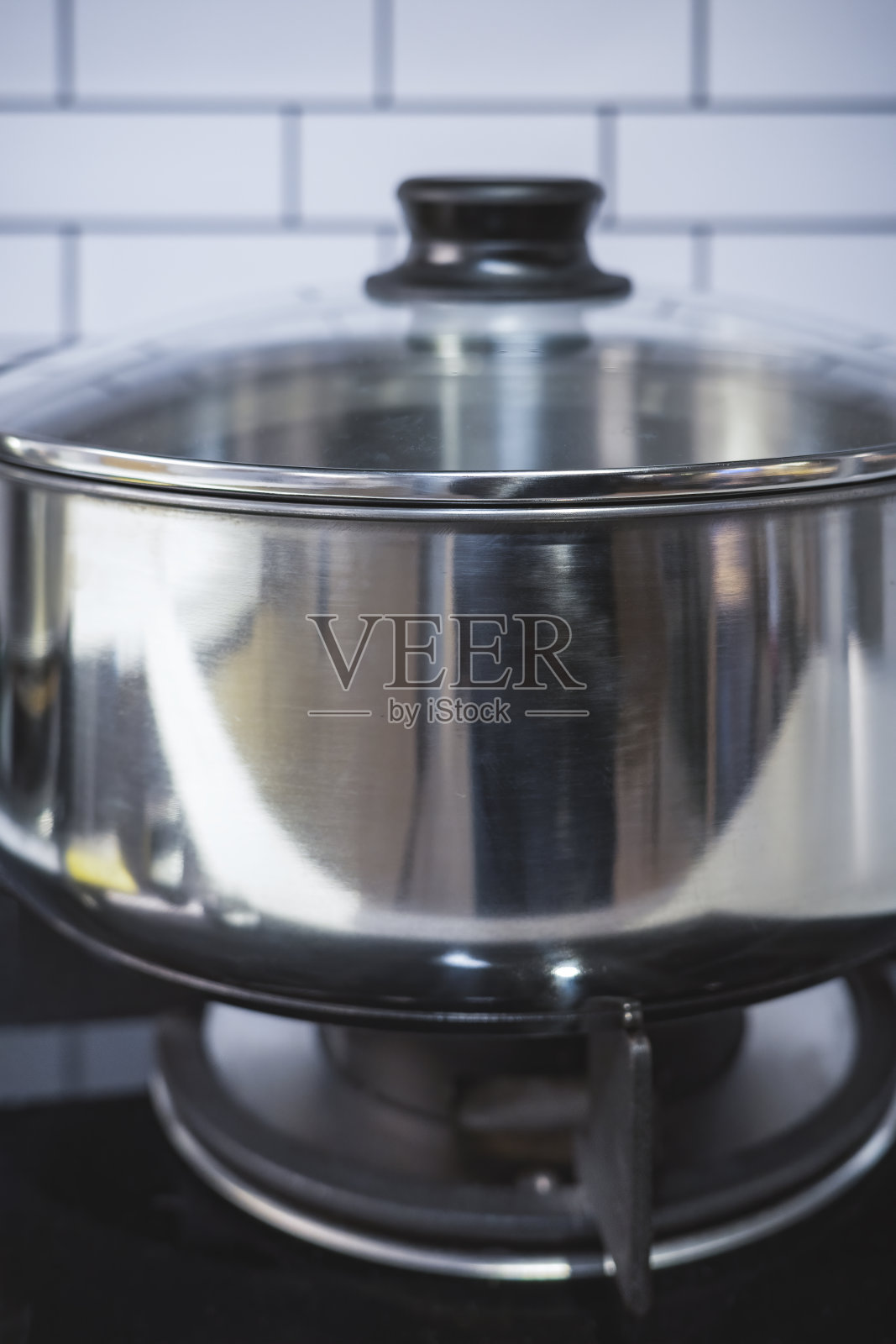 不锈钢锅在煤气炉上照片摄影图片