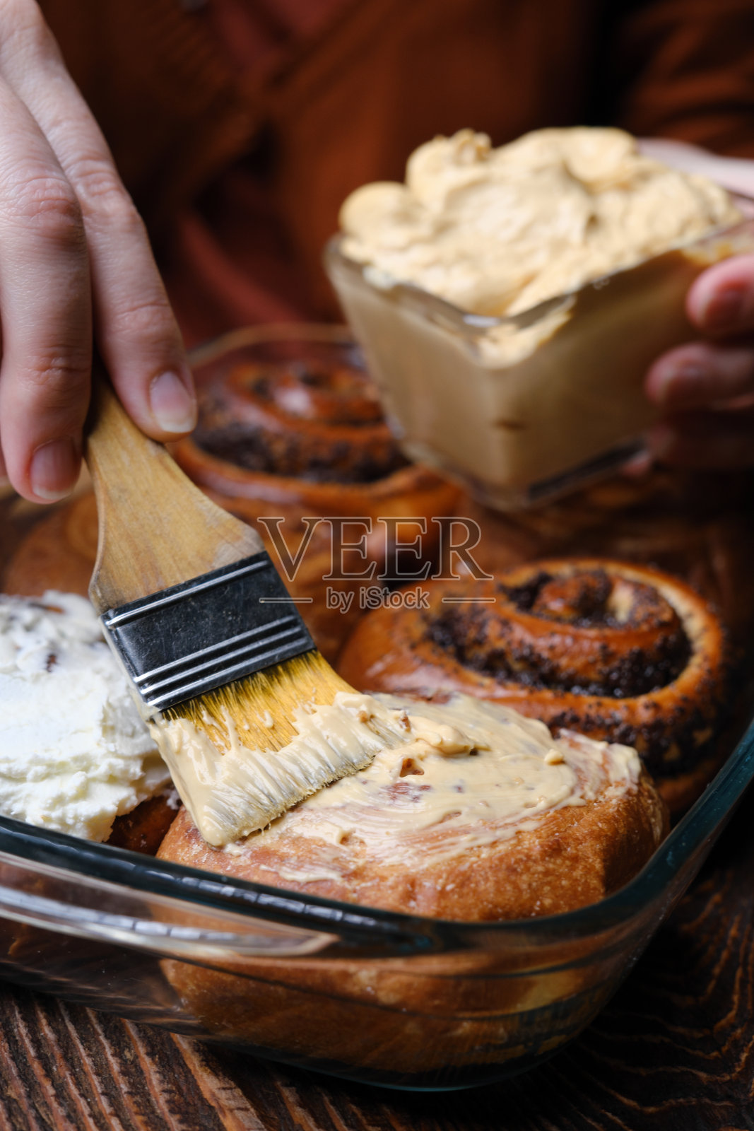 用奶油糖霜覆盖肉桂卷照片摄影图片