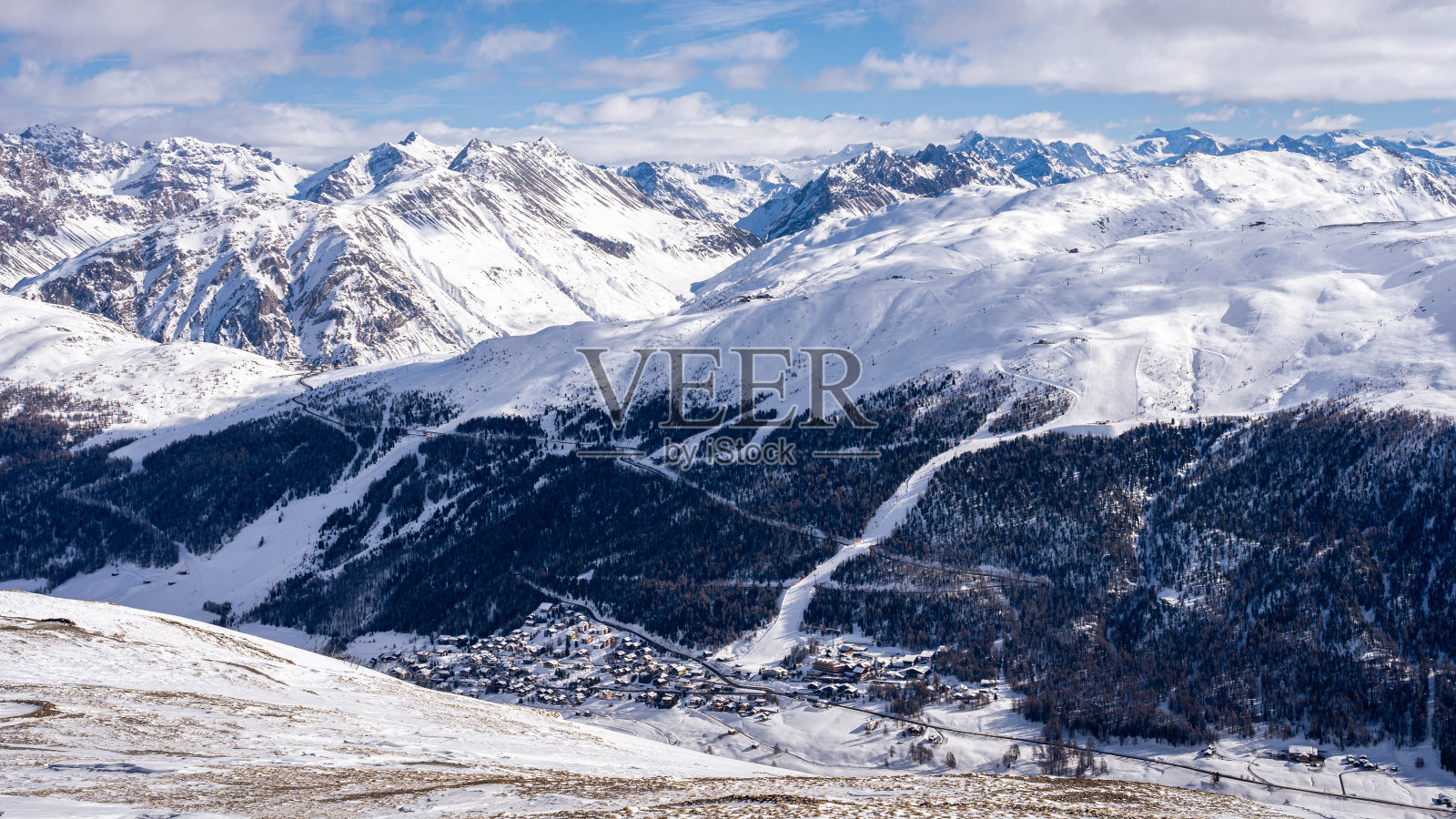 意大利Sondrio省的Livigno村的风景。欧洲阿尔卑斯山著名的滑雪胜地。雪山、房屋和滑雪场照片摄影图片