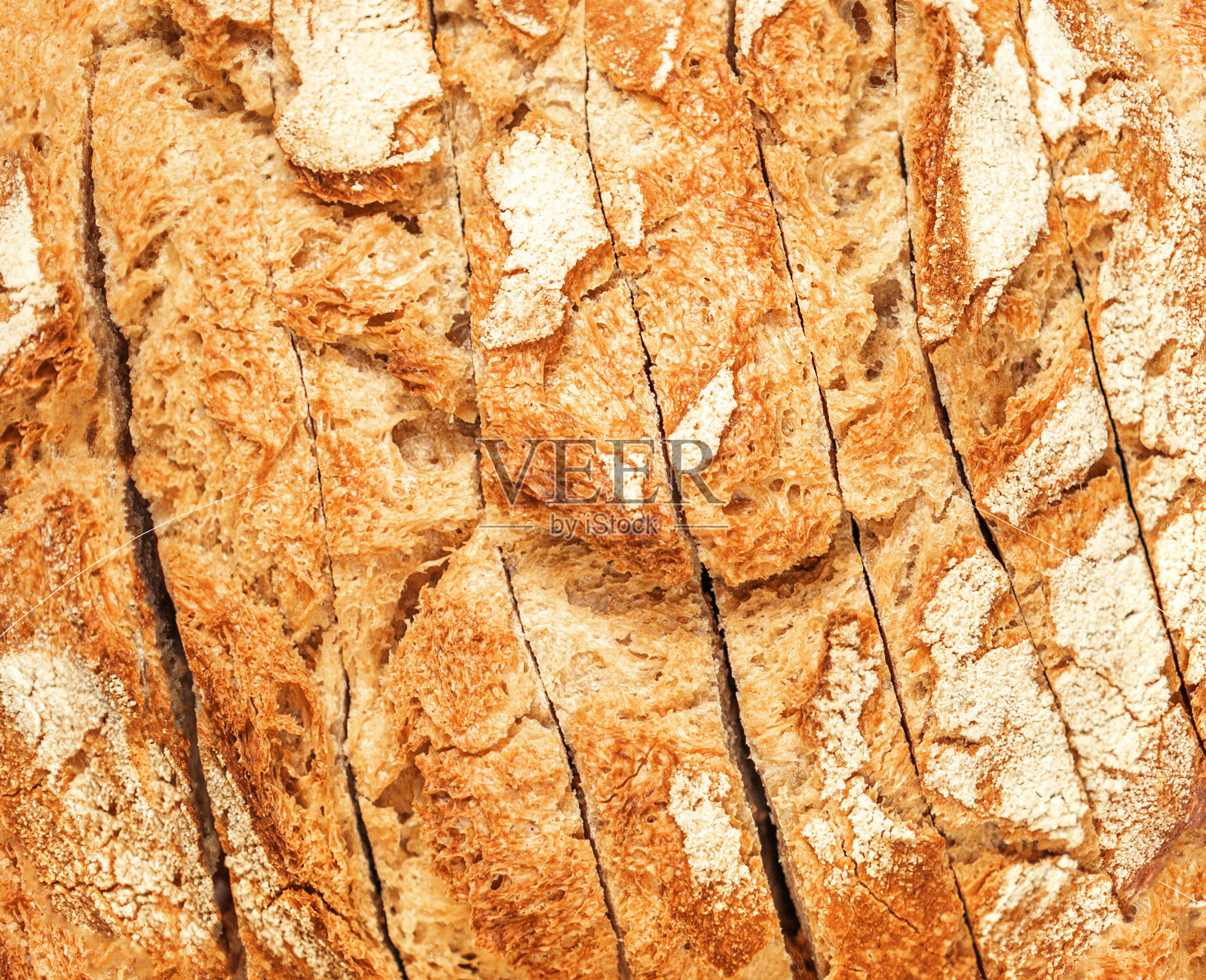 切片杂粮面包作为背景特写。新鲜的面包条质感，墙纸照片摄影图片
