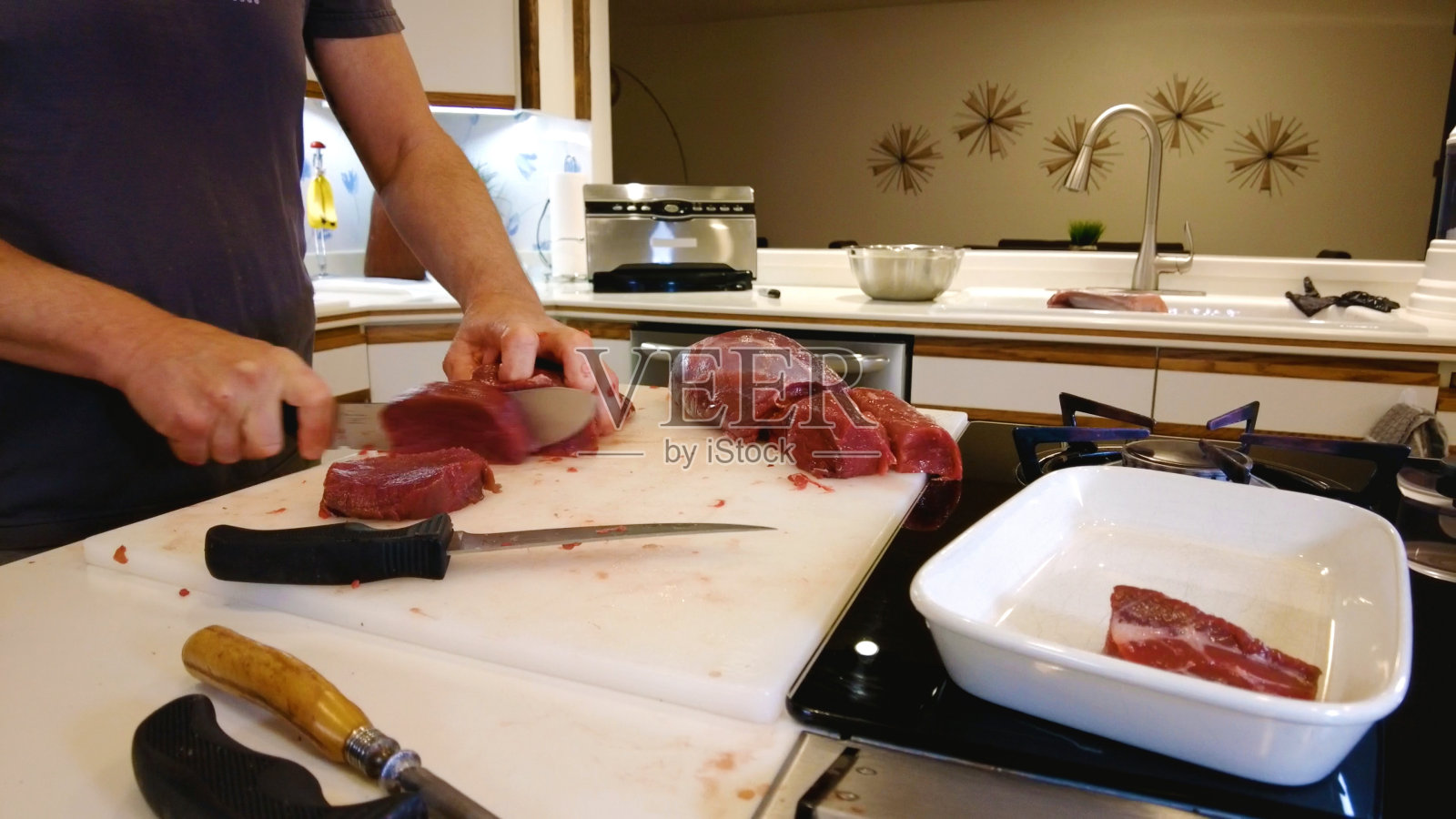 鹿肉，里脊肉和牛排切加工野生野味黑尾鹿肉在西部科罗拉多州打猎后收获照片系列照片摄影图片