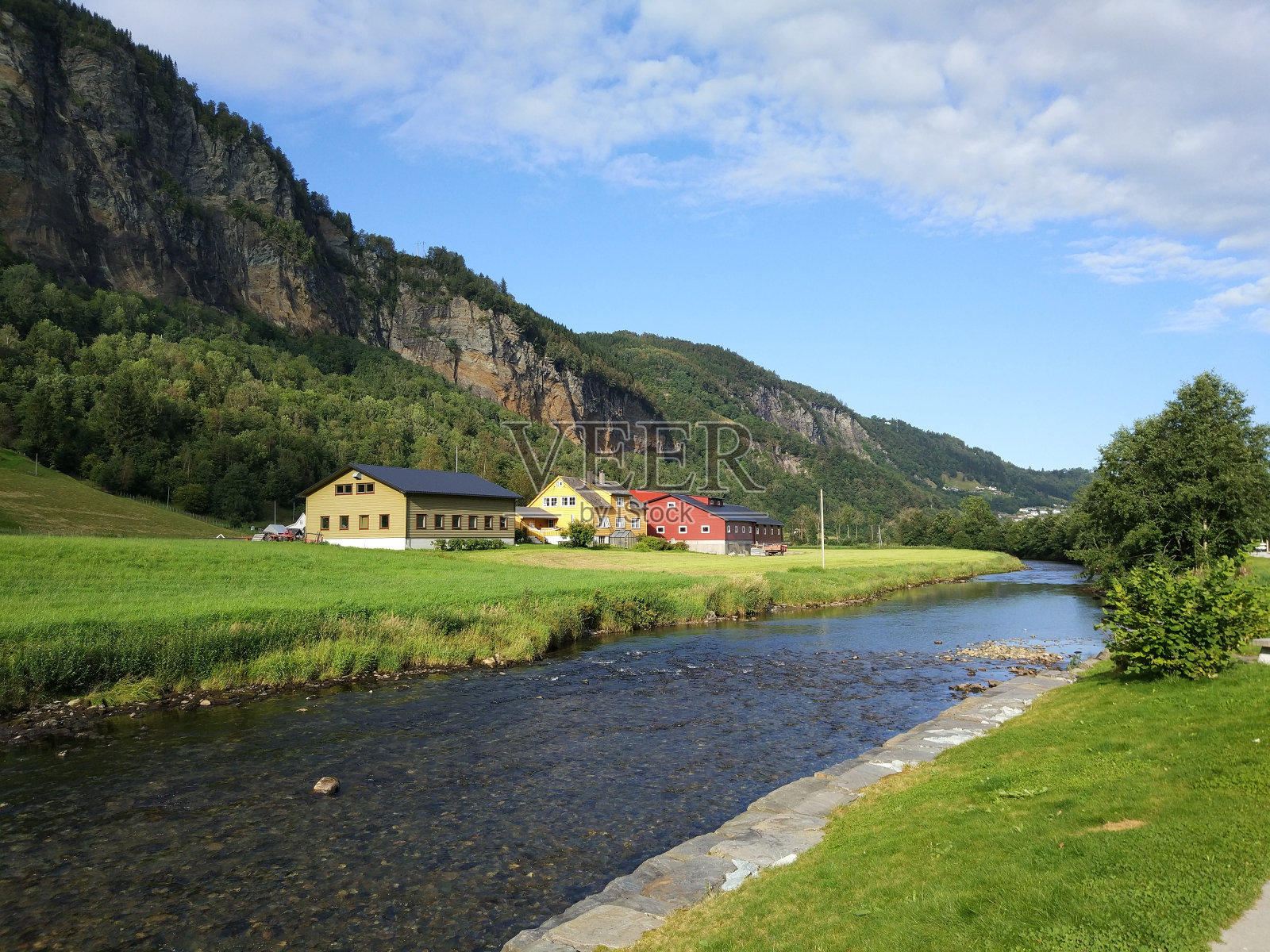 挪威式的房屋，绿色的草地和山脉。挪威。照片摄影图片