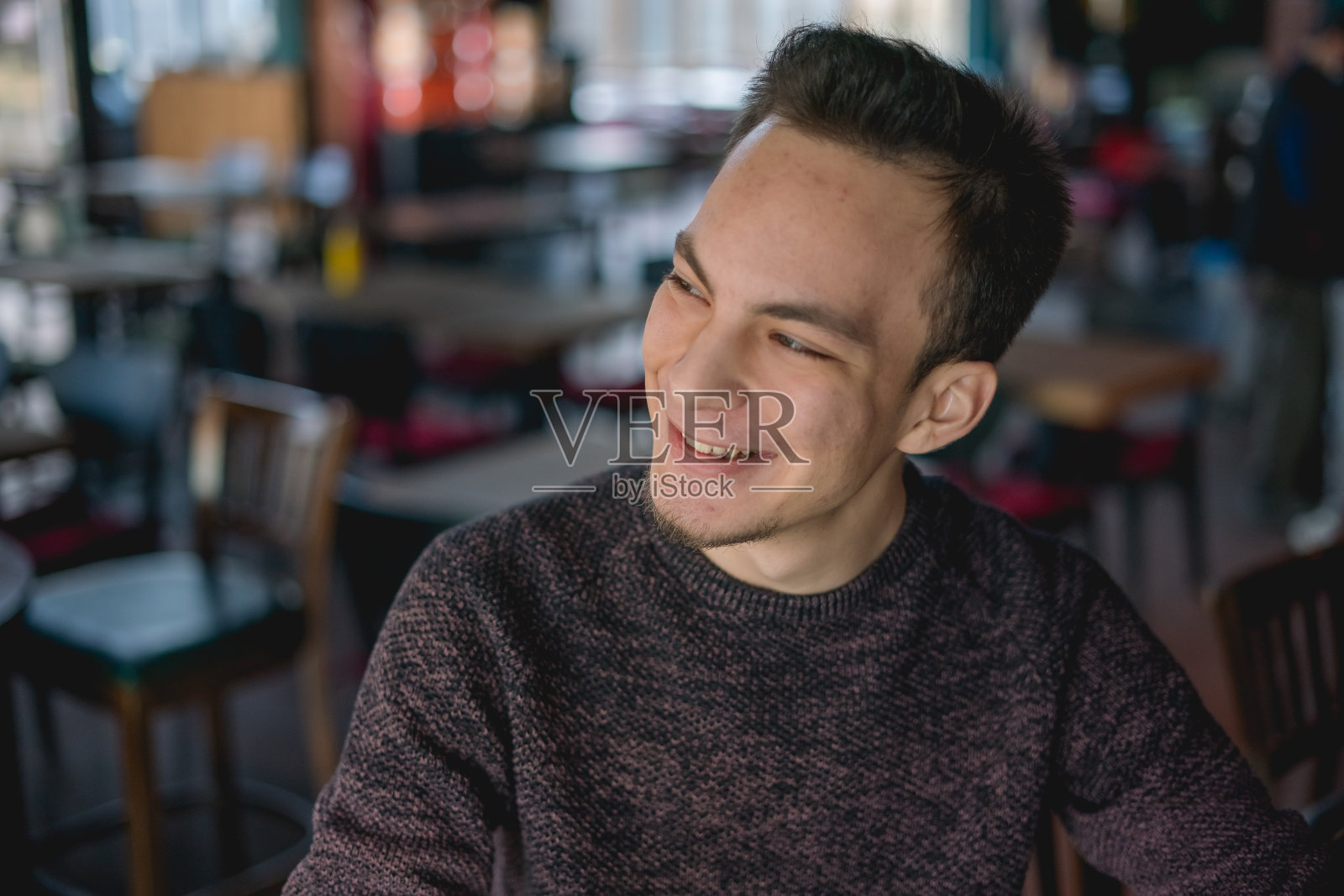 年轻的男店主在他的本地商店照片摄影图片