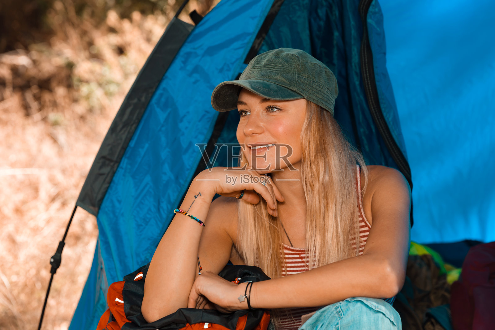 在帐篷里活动的女人照片摄影图片