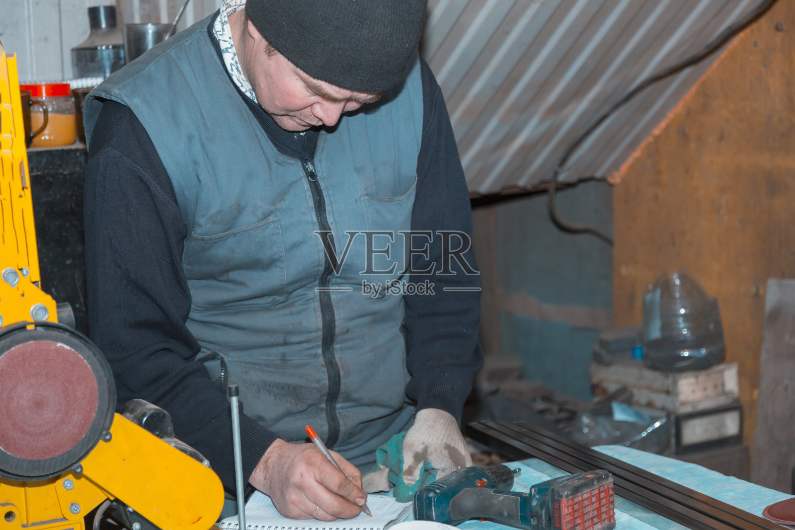 锁匠把重要的信息写在笔记本上照片摄影图片