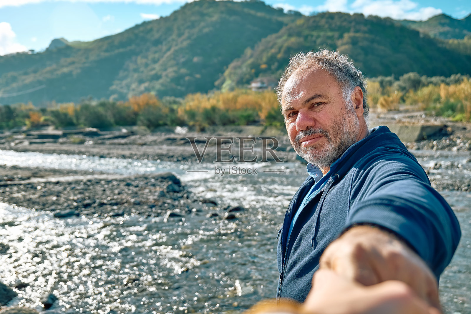 跟我来。男子牵着摄影师的手走着，牵着她走向山河。结合理念，畅快现代生活。照片摄影图片