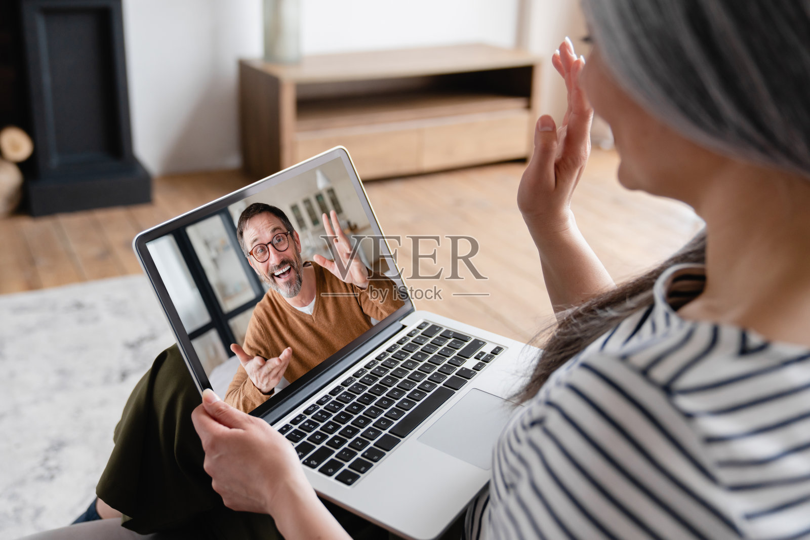 老大妈老大妈老大妈和儿子老大爷进行视频电话会议，在笔记本电脑上远程开会，在工作中与同事进行远程聊天照片摄影图片