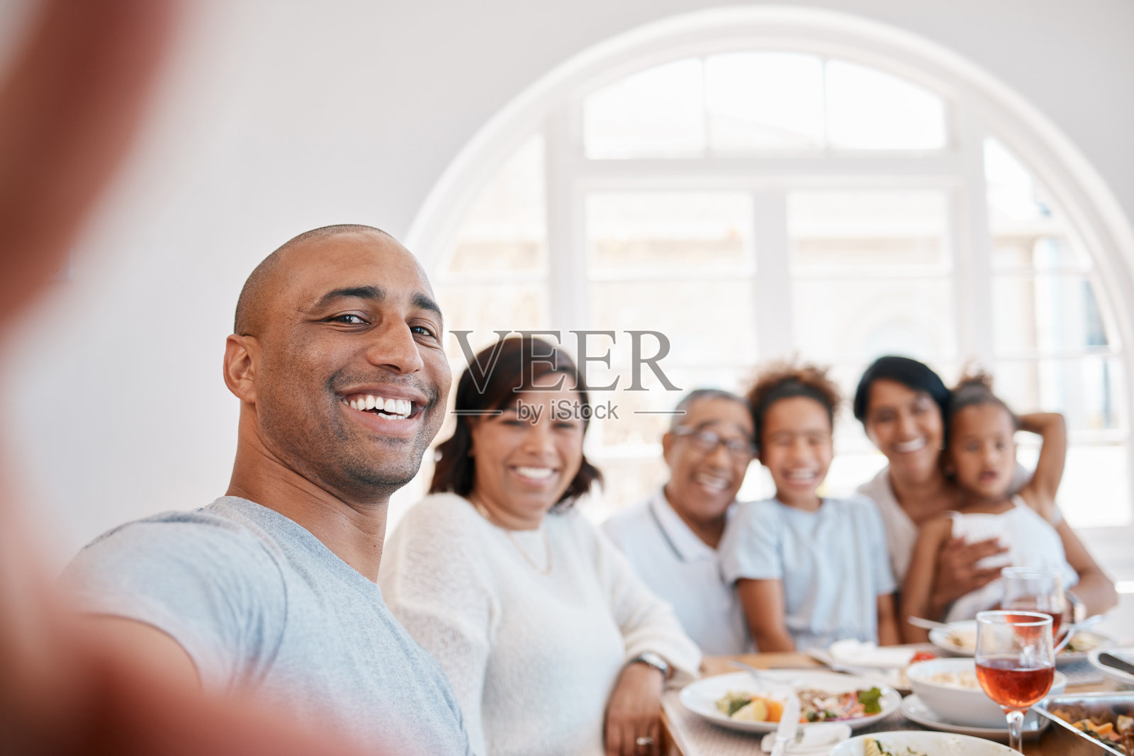 年轻男子在午餐时与家人自拍照片摄影图片