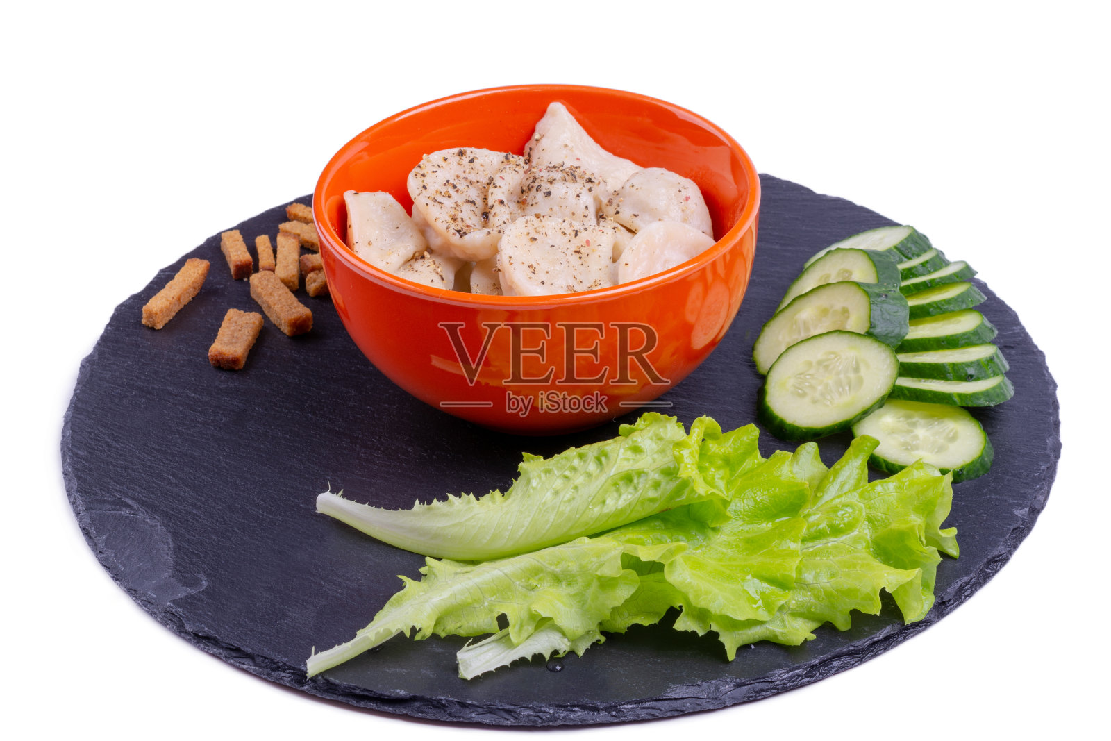 在石板黑板上放上香草和面包屑的佩尔美尼照片摄影图片