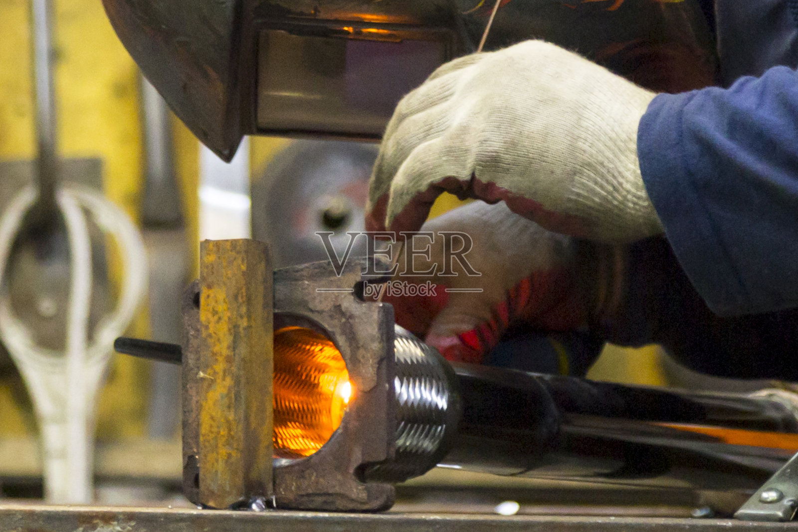 轿车排气系统焊接波纹照片摄影图片