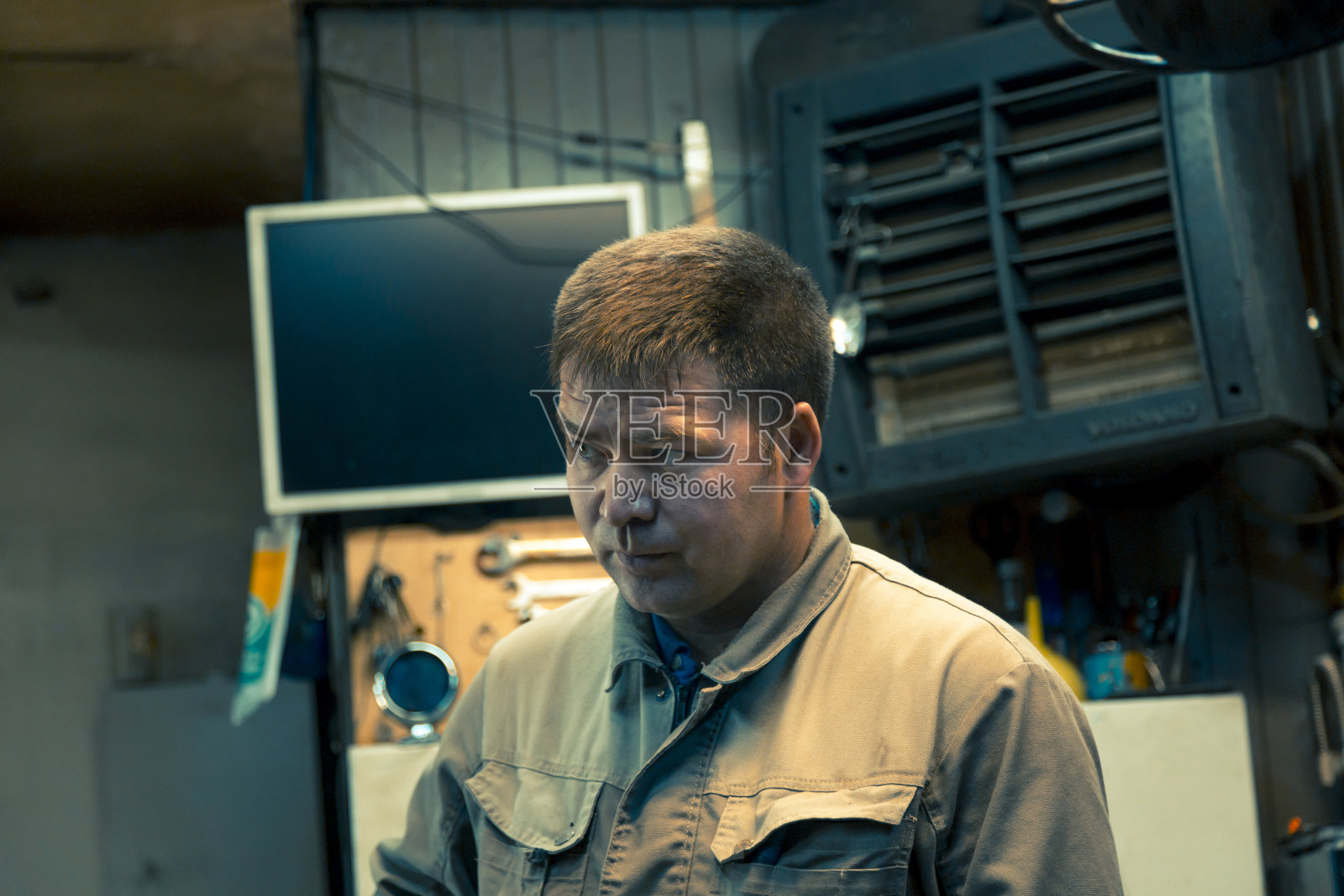 一个男人在工作场所的特写照片摄影图片