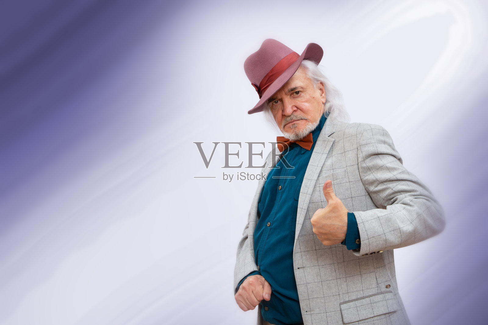 一个戴着女士帽子闷闷不乐的男人示意一切都好!照片摄影图片