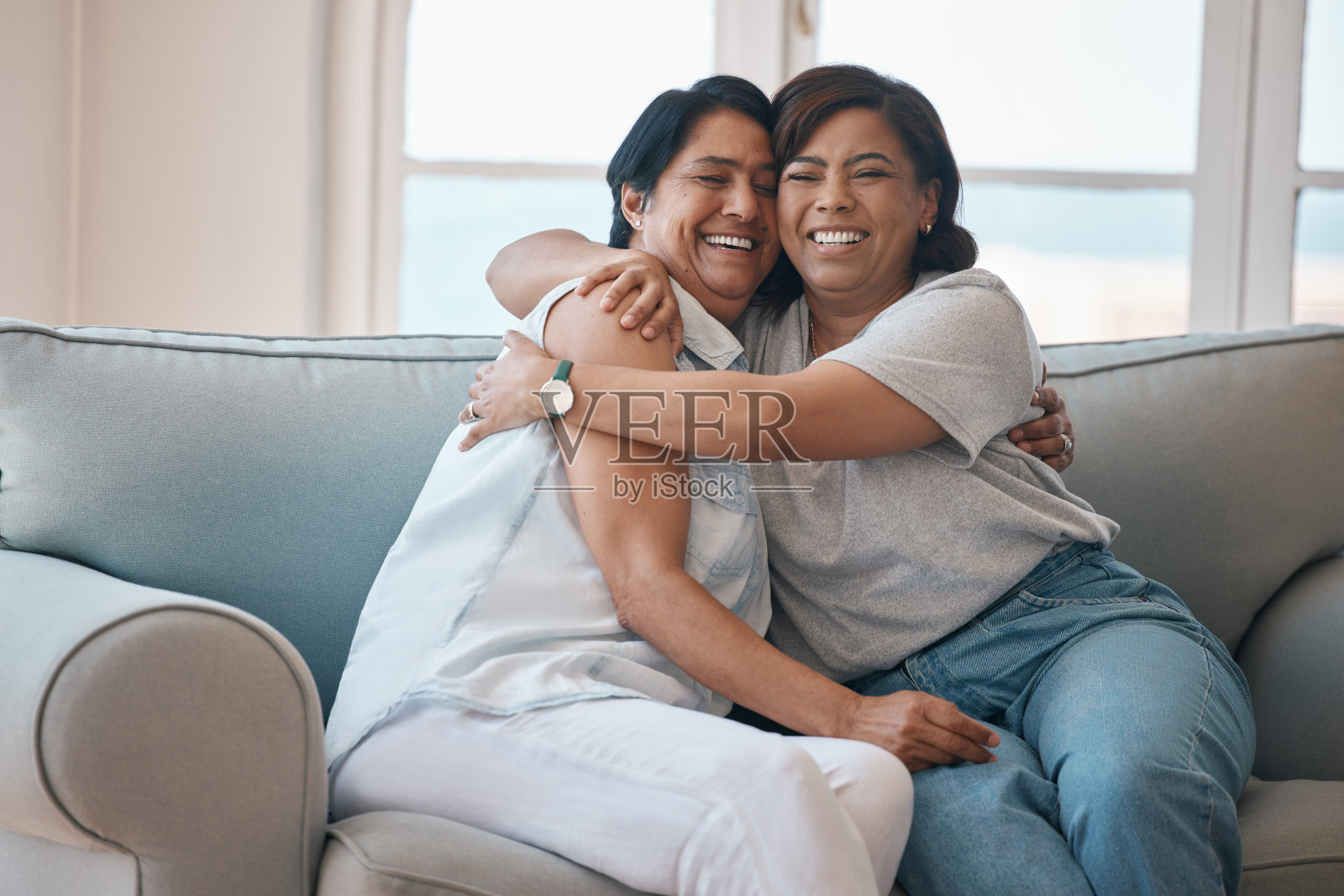 一名年轻女子拥抱母亲的照片照片摄影图片