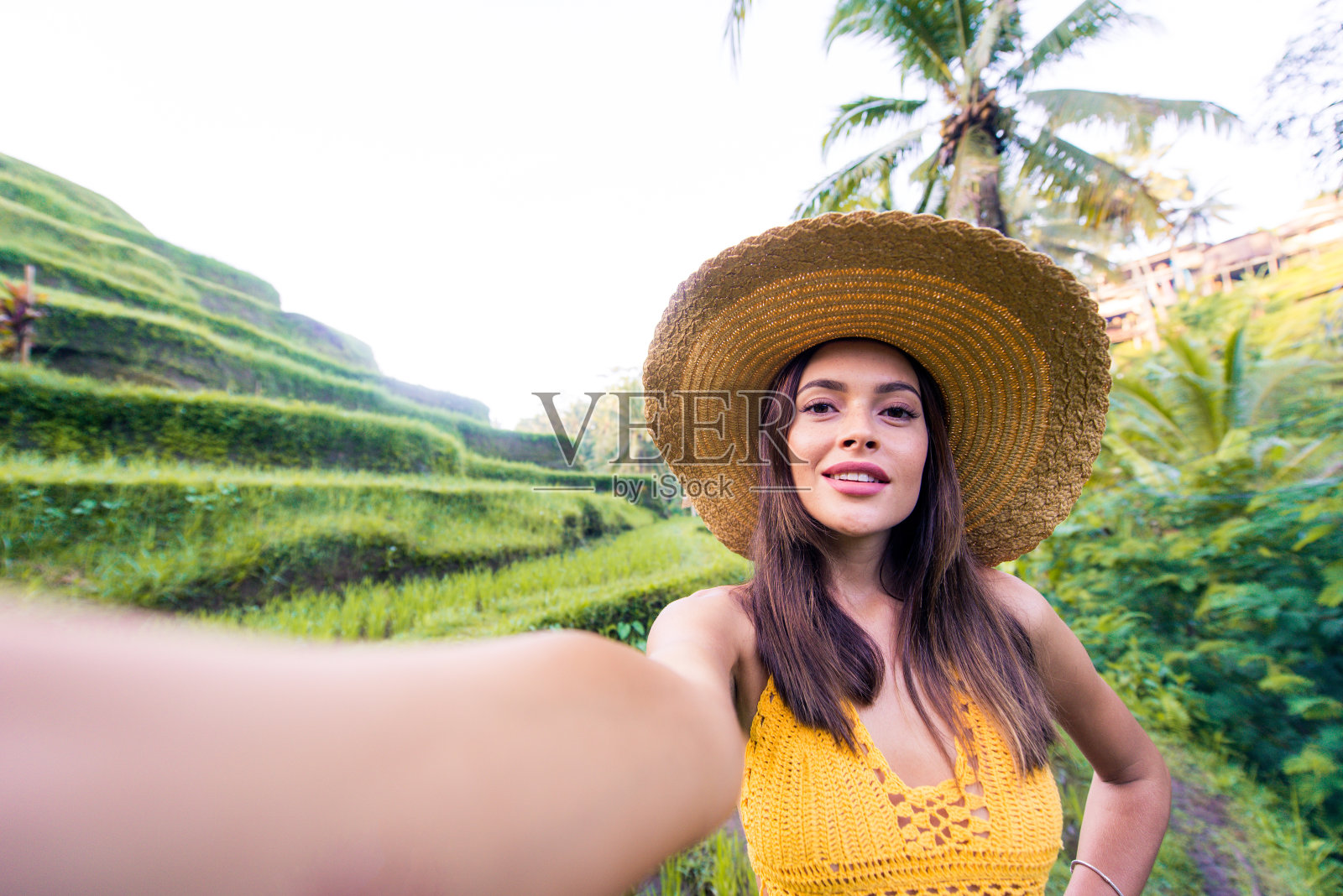 巴厘岛Tegalalang梯田上的一名妇女照片摄影图片