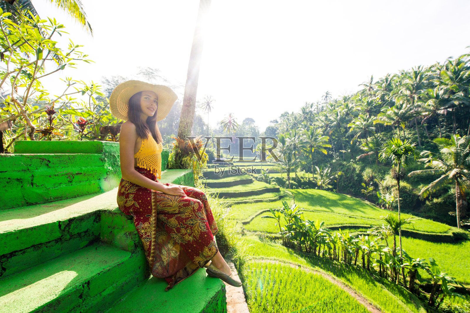 巴厘岛Tegalalang梯田上的一名妇女照片摄影图片