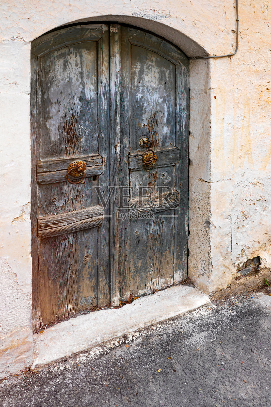 非常旧的木门和破碎的砖石照片摄影图片