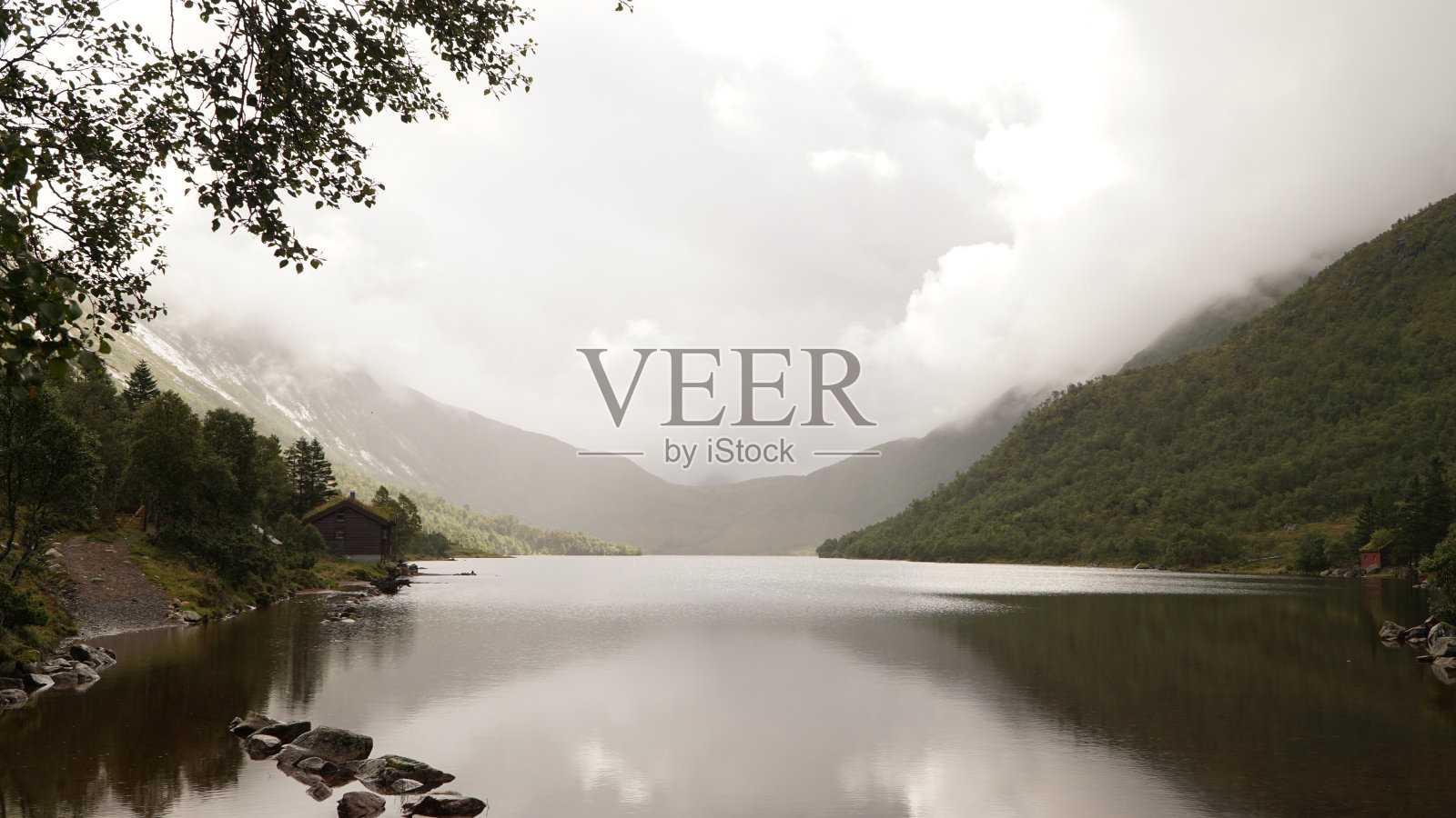 挪威斯特劳姆肖纳特的绿色山景。照片摄影图片