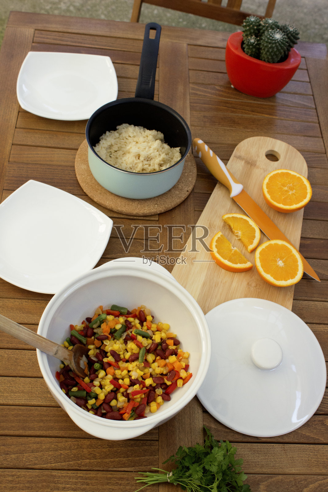 餐桌上的素食照片摄影图片