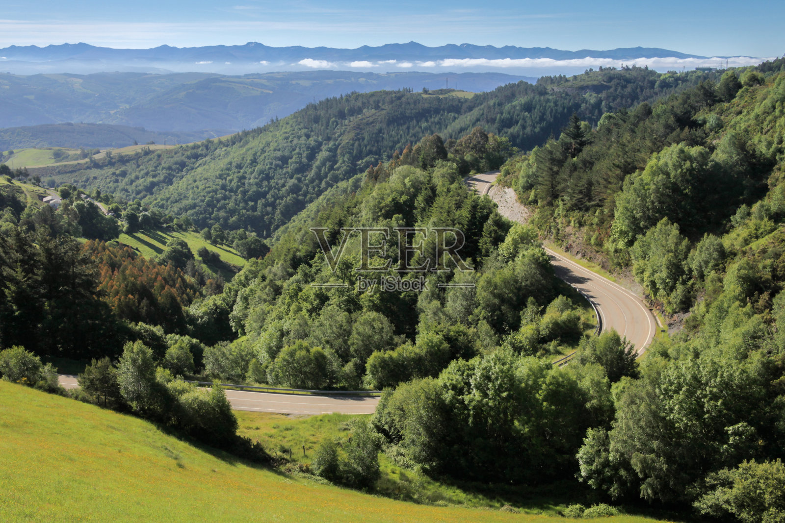 西班牙的丘陵和山脉照片摄影图片