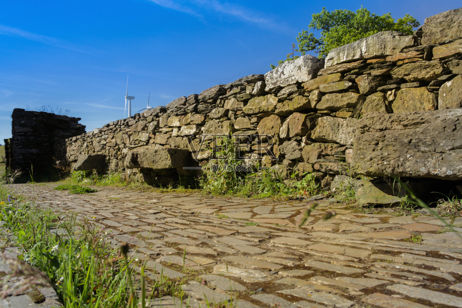 修道院废墟上的石凳照片摄影图片