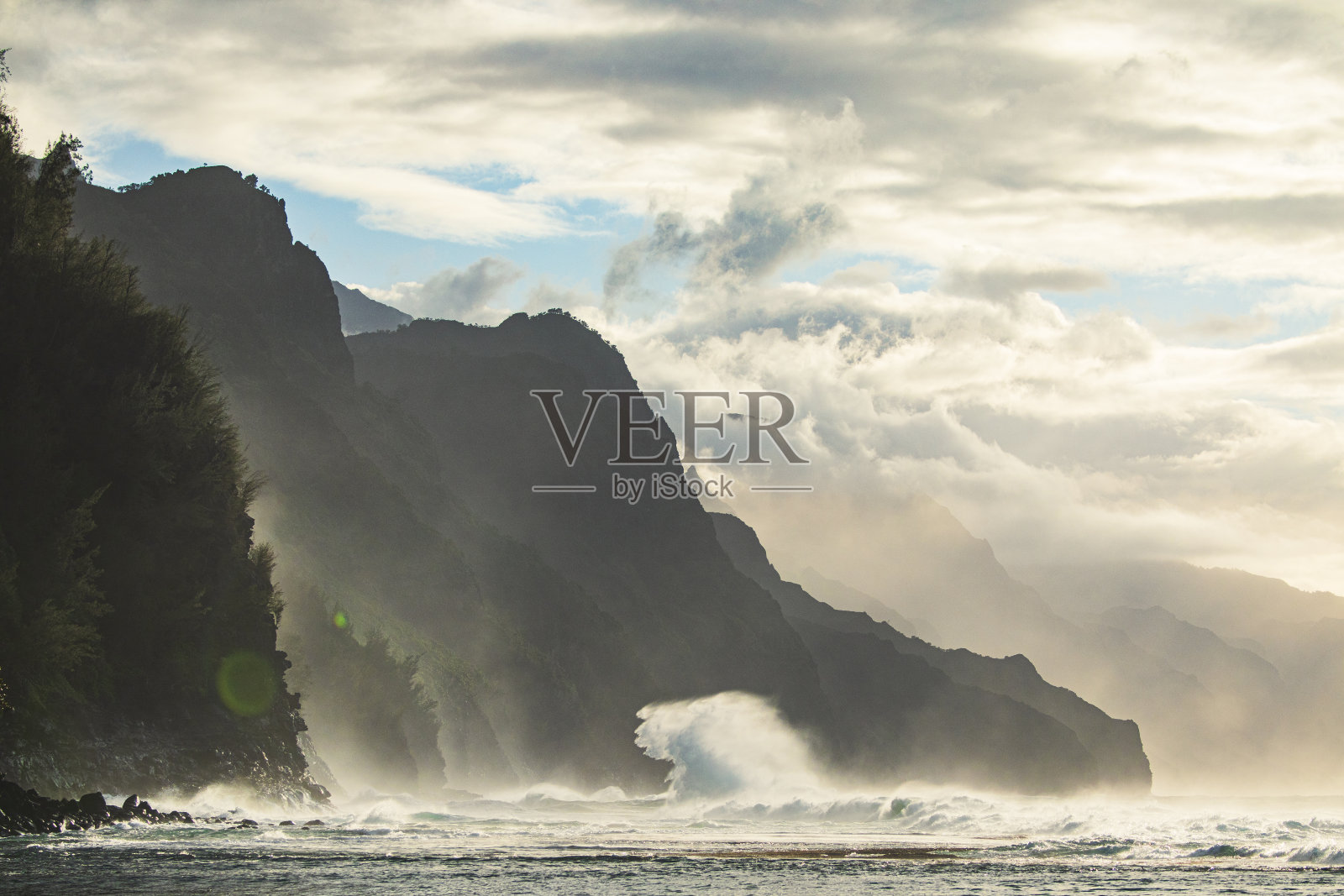 强大磅礴的波浪在考艾岛的纳帕利海岸线前爆发照片摄影图片