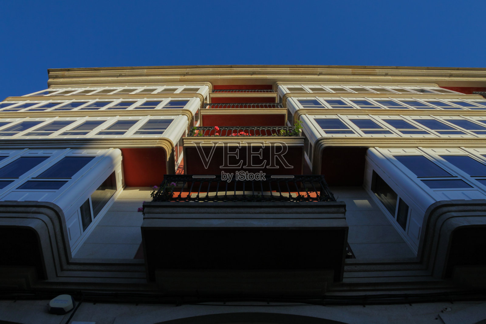 有红色阳台的房子。照片摄影图片