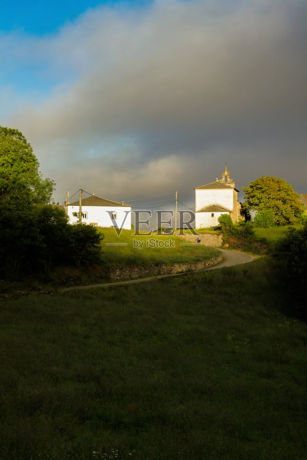 被早晨明亮的阳光照亮的房屋照片摄影图片