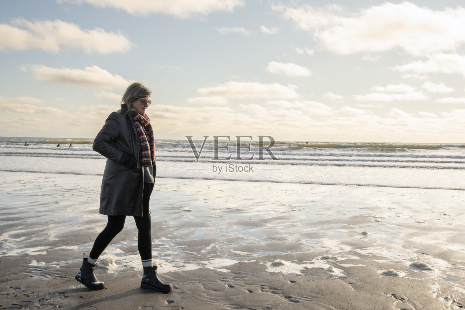 冬天在海滩上散步照片摄影图片