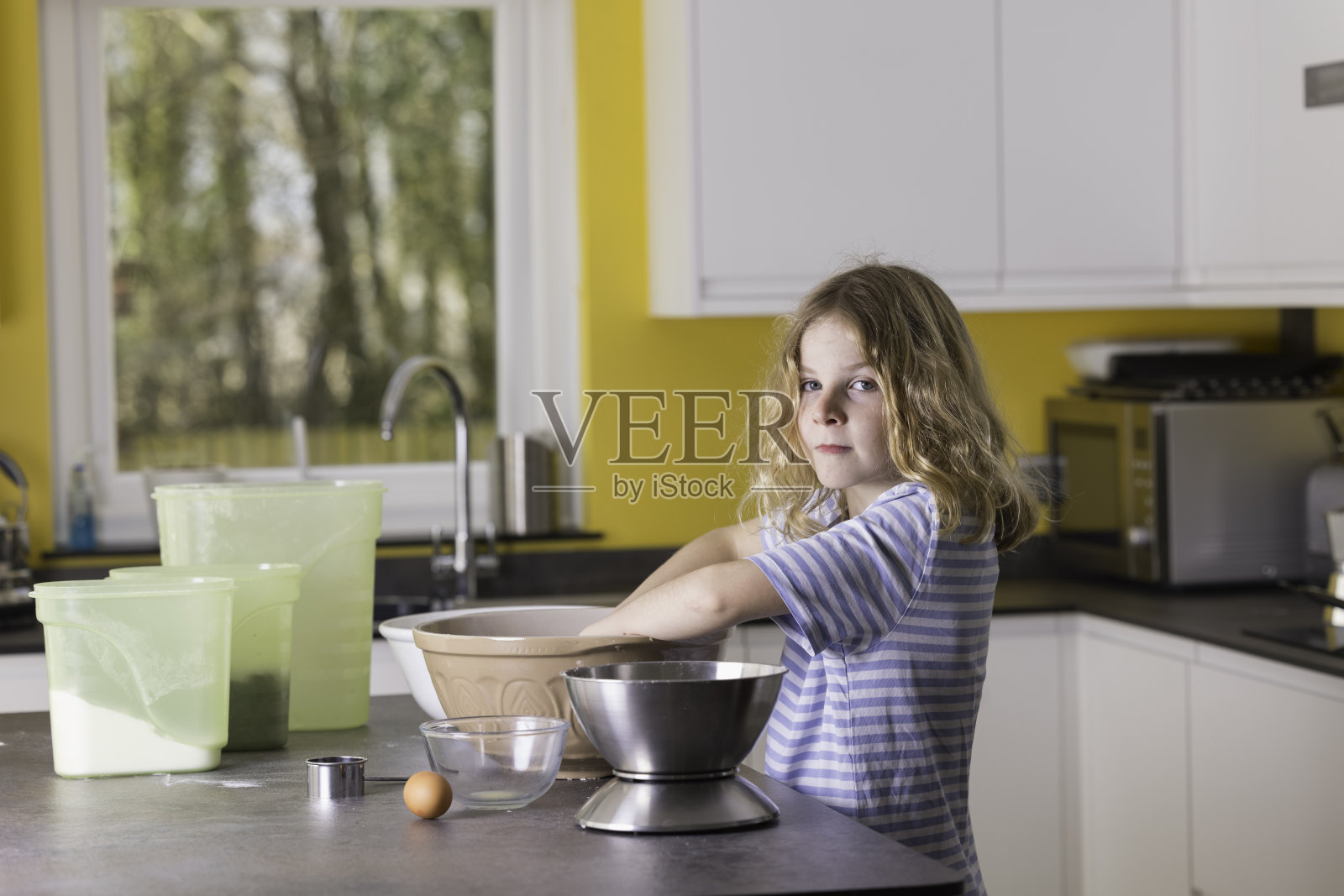 长头发的男孩在烤面包照片摄影图片
